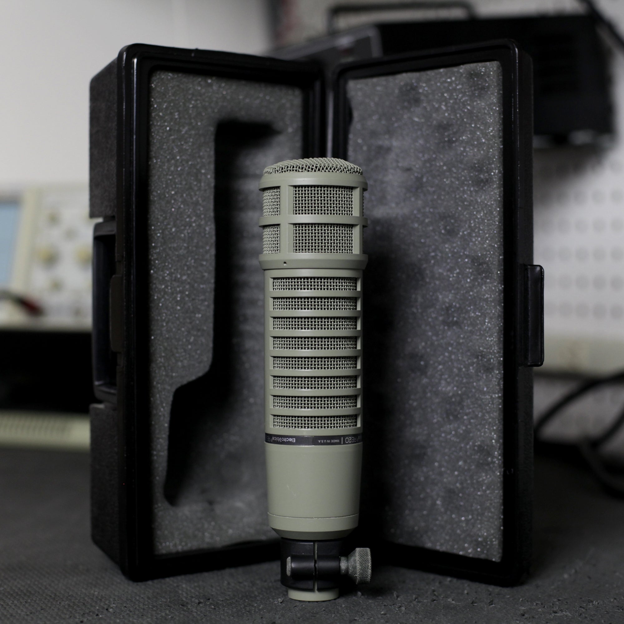 Electro Voice RE20 USA製 ビンテージ ウレタン新品交換済み Electro Voice RE20 (Used) – Vintage King