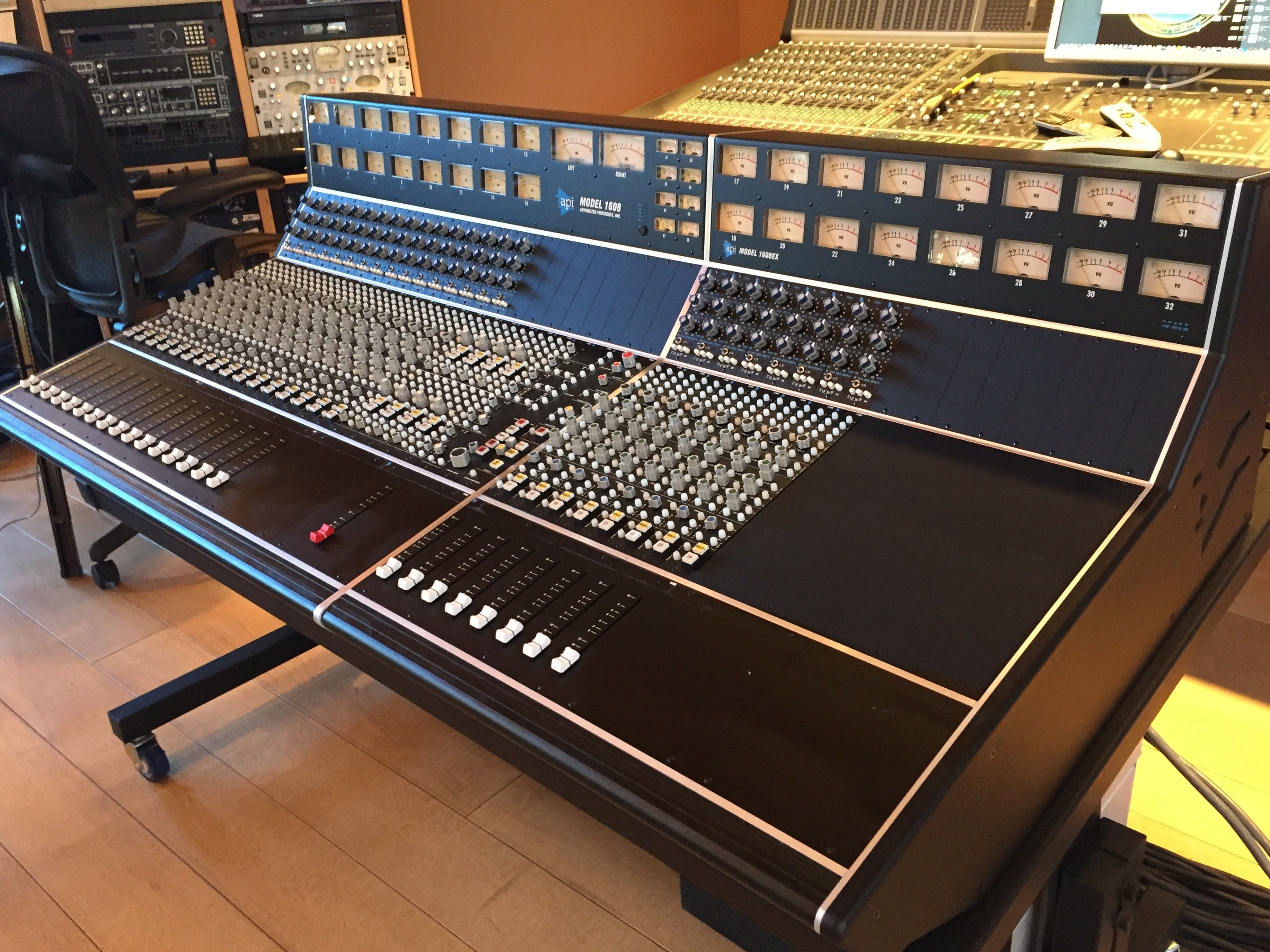 API 1608 32-Channel Console/Loaded 24 #548-0089 (Used) – Vintage King